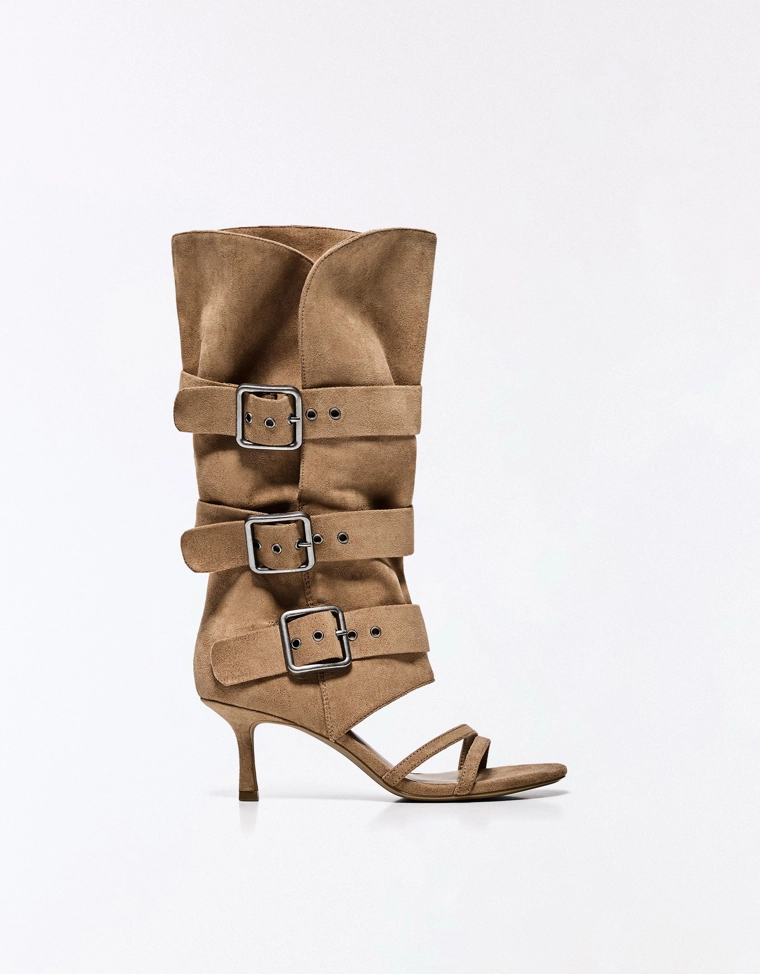 Босоножки на каблуке с широким верхом и пряжками