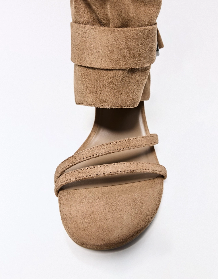 Босоножки на каблуке с широким верхом и пряжками