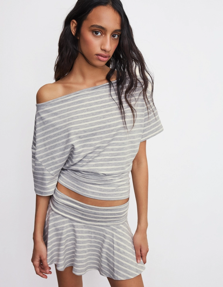 Мини-юбка с отворотом и двойным поясом