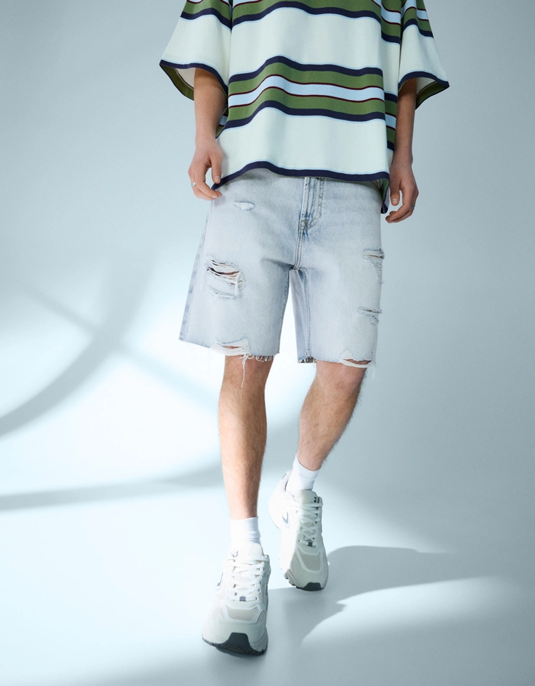 Джинсовые шорты с разрезами