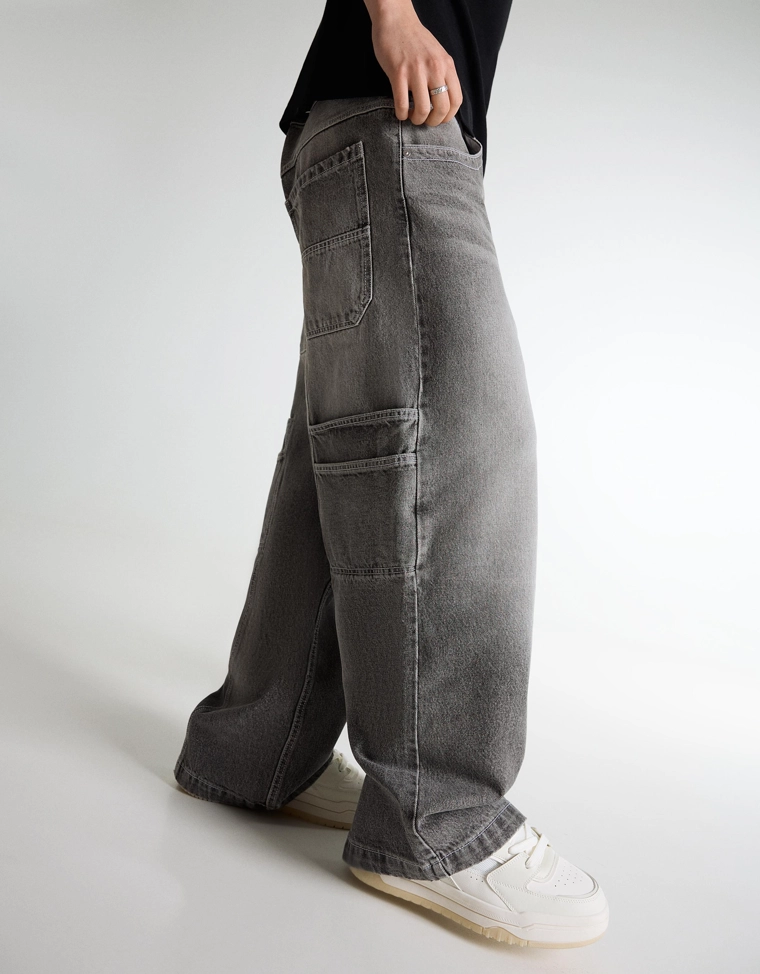 Объемные джинсы свободного кроя