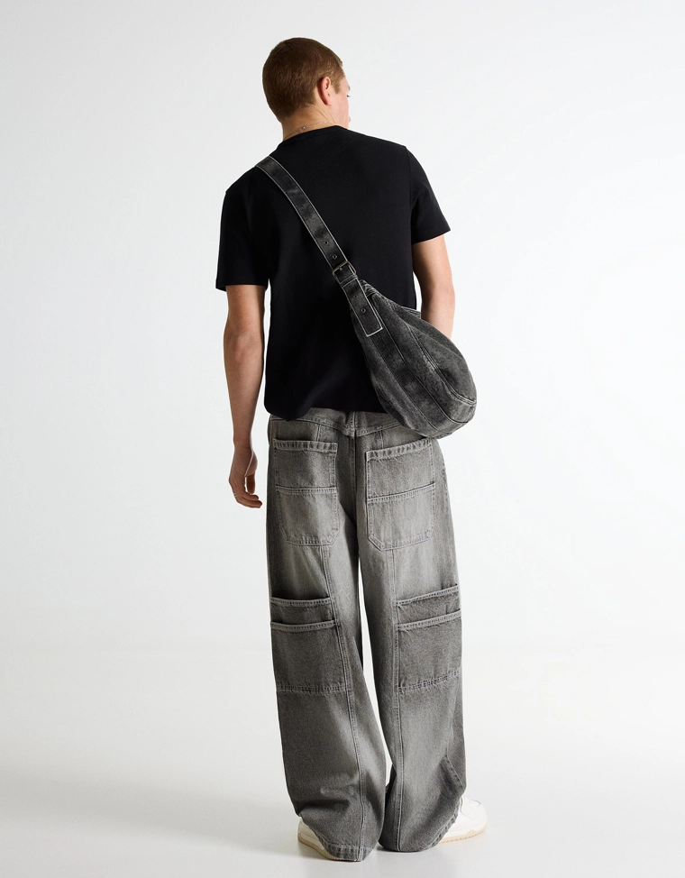 Объемные джинсы свободного кроя