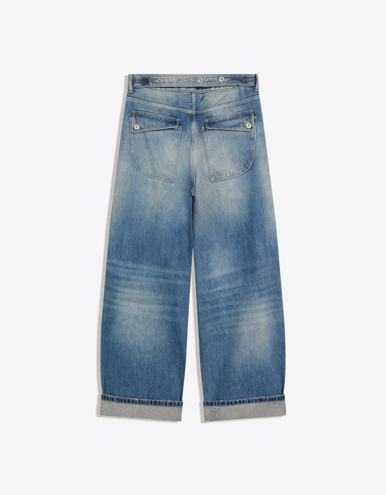 Джинсы-бананы с пряжкой сзади