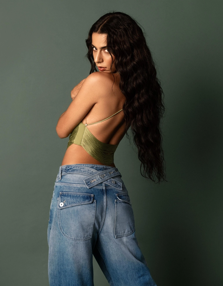 Джинсы-бананы с пряжкой сзади