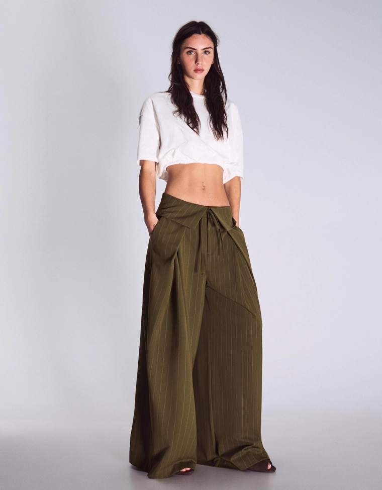 Брюки с защипами и отворотом на поясе