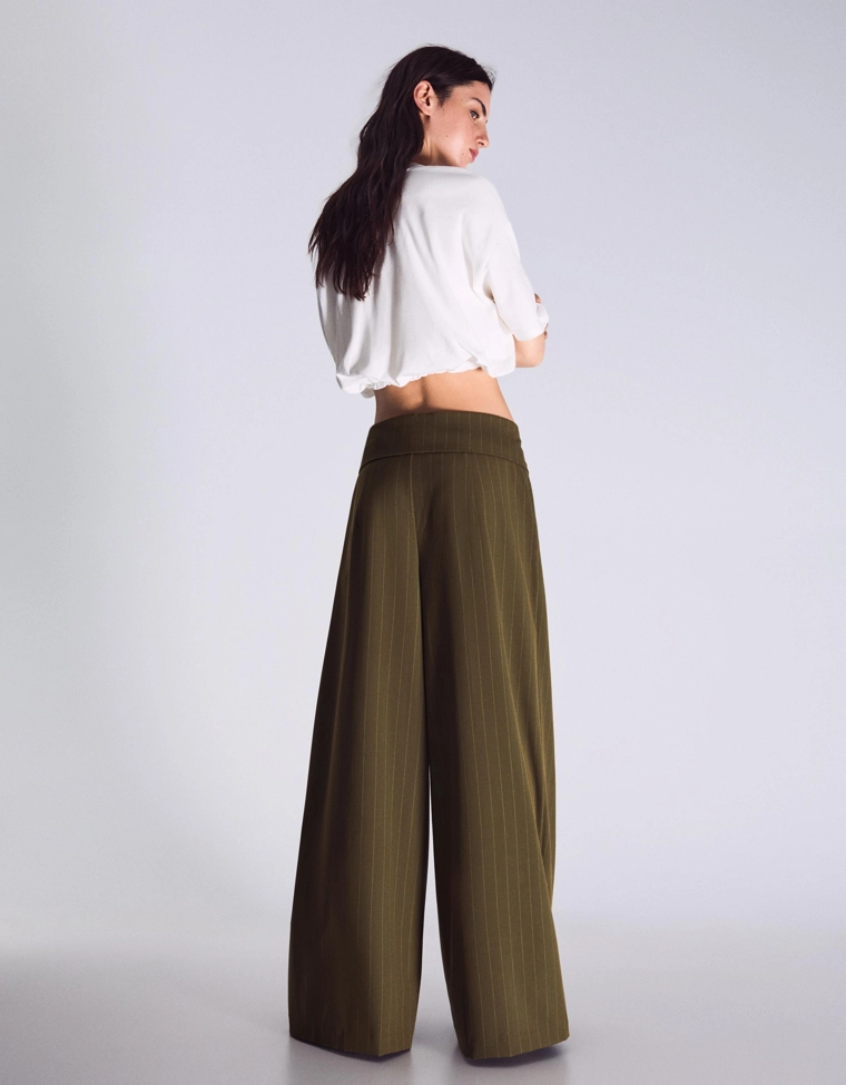 Брюки с защипами и отворотом на поясе