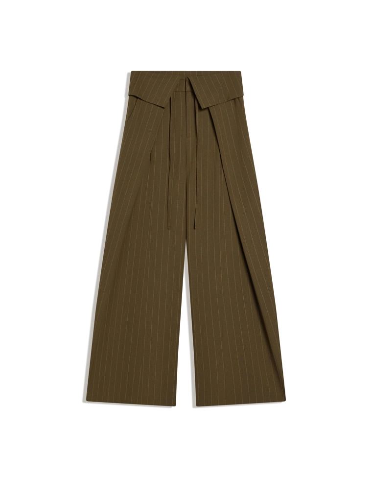 Брюки с защипами и отворотом на поясе