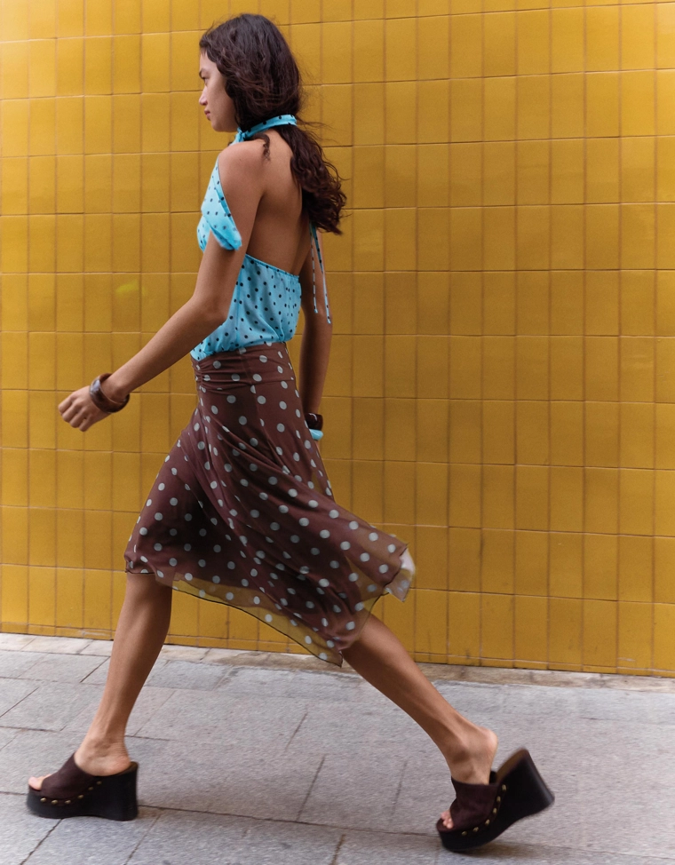 Асимметричная юбка миди в горошек