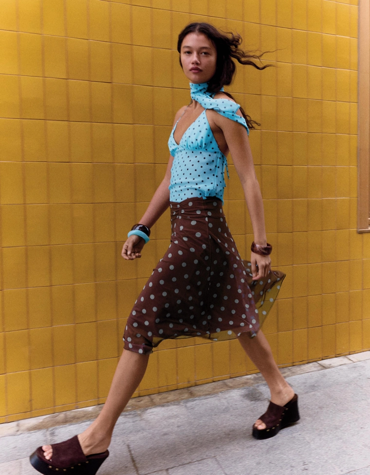 Асимметричная юбка миди в горошек