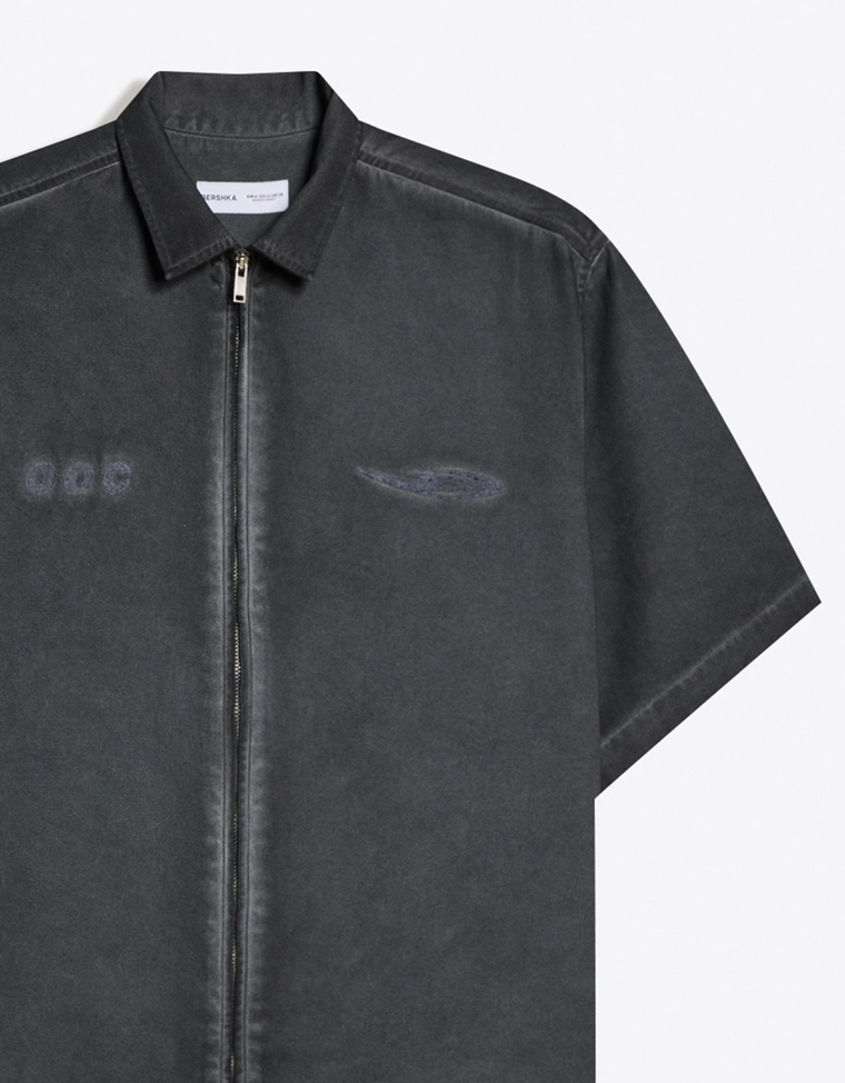 Рубашка геометрического кроя с короткими рукавами и вышивкой OUT OF CORE