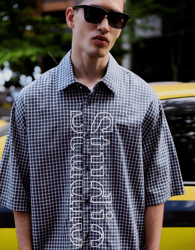 Рубашка геометрического кроя с короткими рукавами и вышивкой