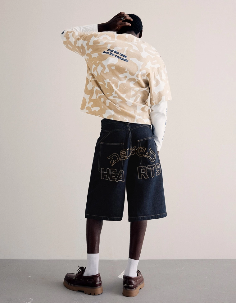 Джинсовые шорты-бермуды в скейтерском стиле с вышивкой