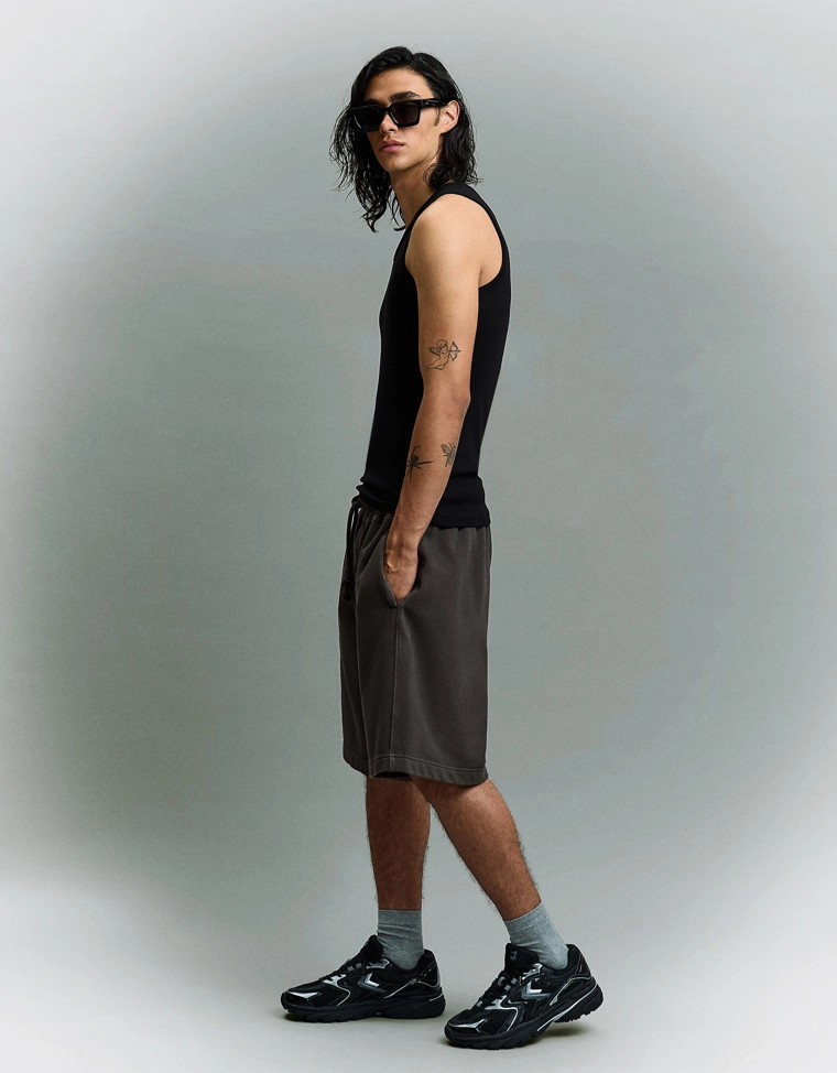 Шорты геометрического кроя с эффектом потертости