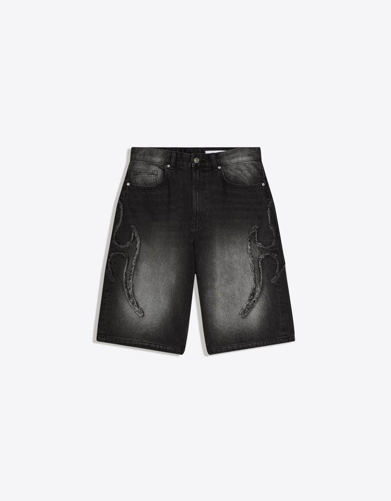 Шорты-бермуды свободного кроя с нашивками