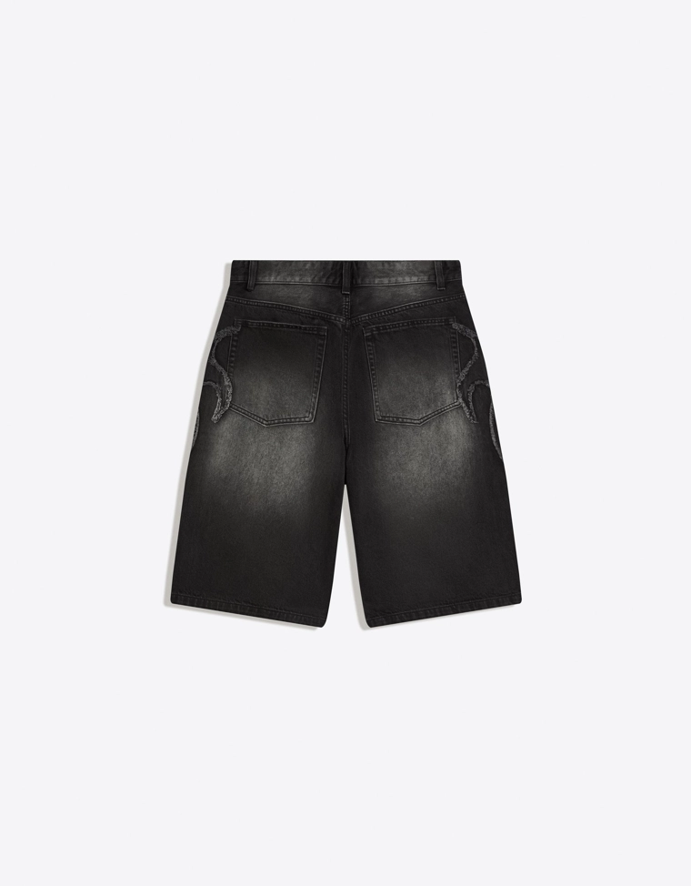 Шорты-бермуды свободного кроя с нашивками