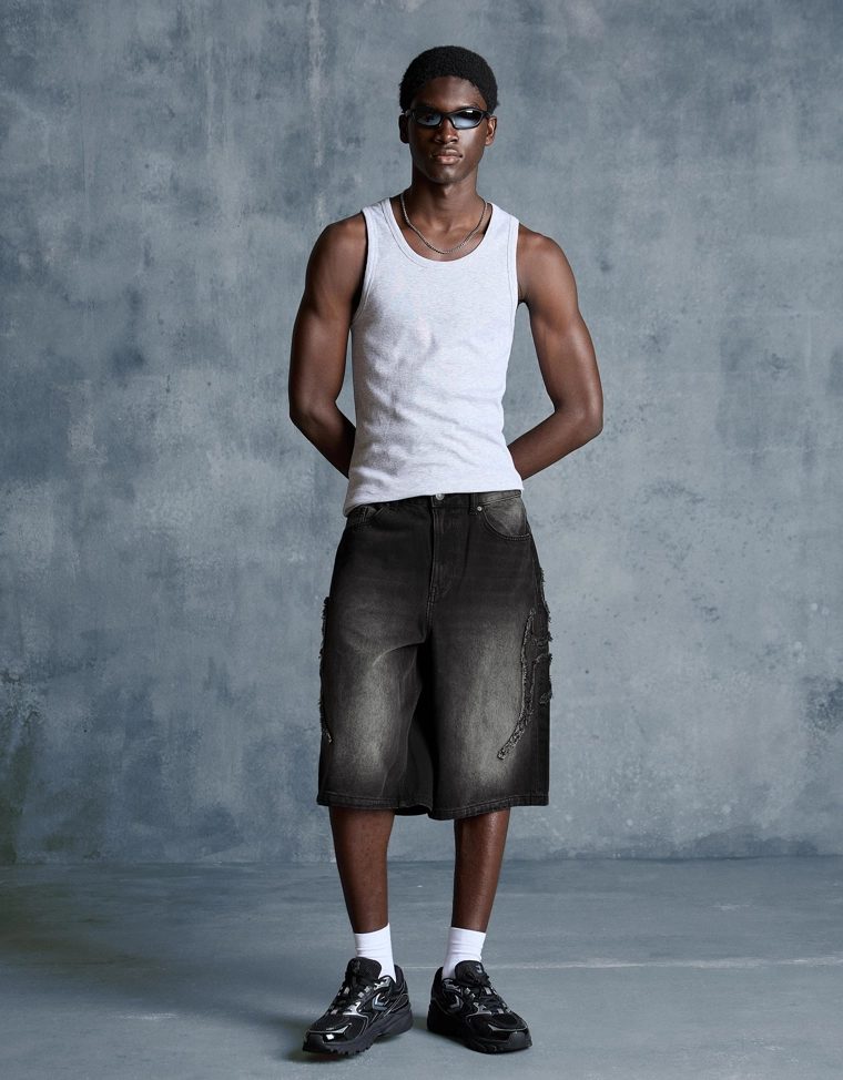 Шорты-бермуды свободного кроя с нашивками