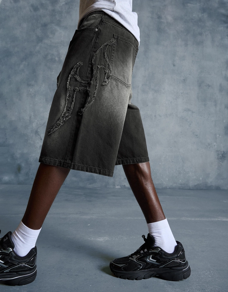 Шорты-бермуды свободного кроя с нашивками