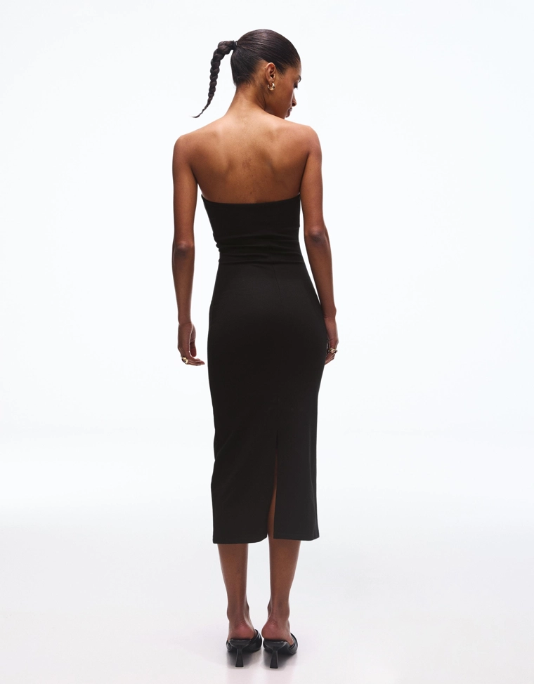 Вязаное платье миди с открытыми плечами