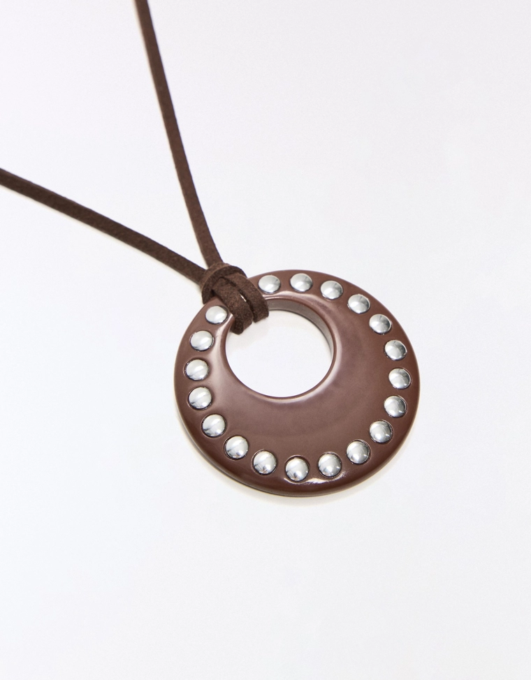 Шнурок с заклепками