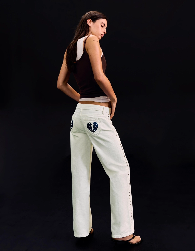 Джинсы свободного кроя с низкой посадкой и заклепками