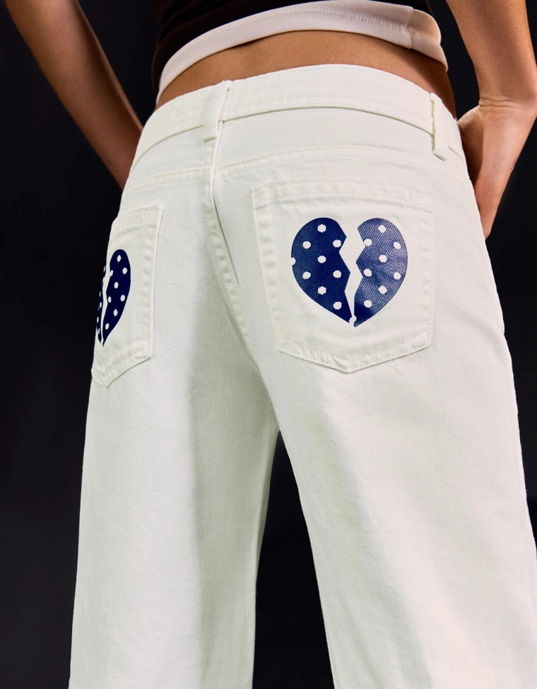 Джинсы свободного кроя с низкой посадкой и заклепками