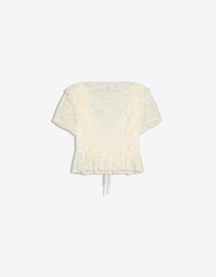 Укороченная блуза с кружевом и воланами