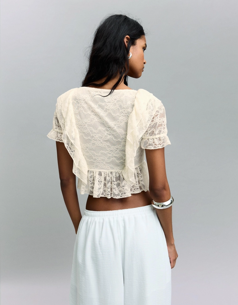 Укороченная блуза с кружевом и воланами