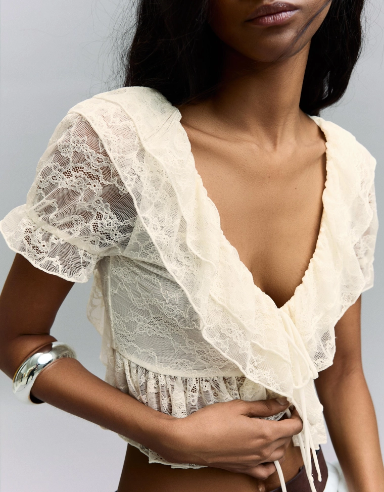 Укороченная блуза с кружевом и воланами