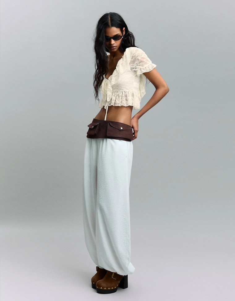 Укороченная блуза с кружевом и воланами