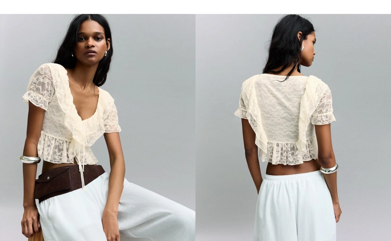 Укороченная блуза с кружевом и воланами