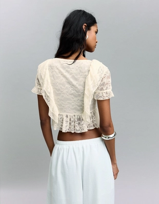 Укороченная блуза с кружевом и воланами- Заказать в России