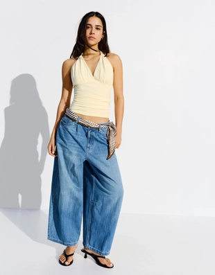 Топ со сборкой и горловиной халтер- Заказать в России