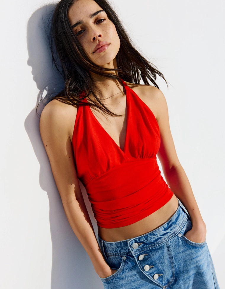 Топ со сборкой и горловиной халтер