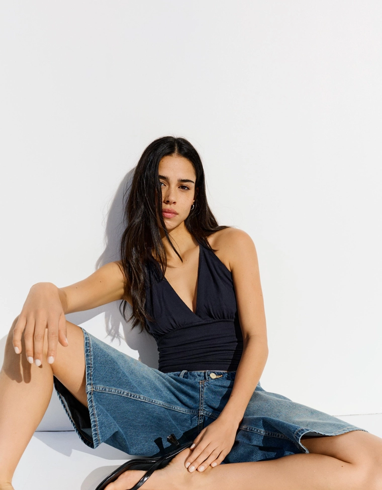 Топ со сборкой и горловиной халтер