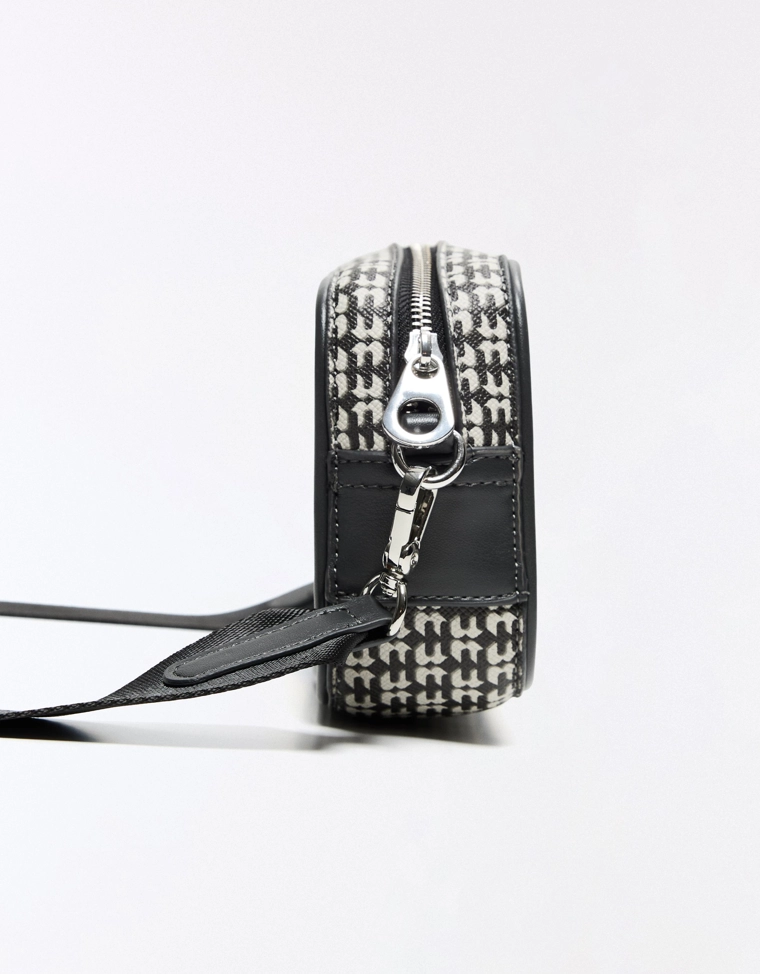 Сумка с монограммой и ремнем через плечо