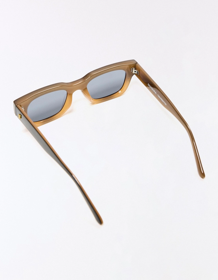 Солнцезащитные очки в прямоугольной оправе