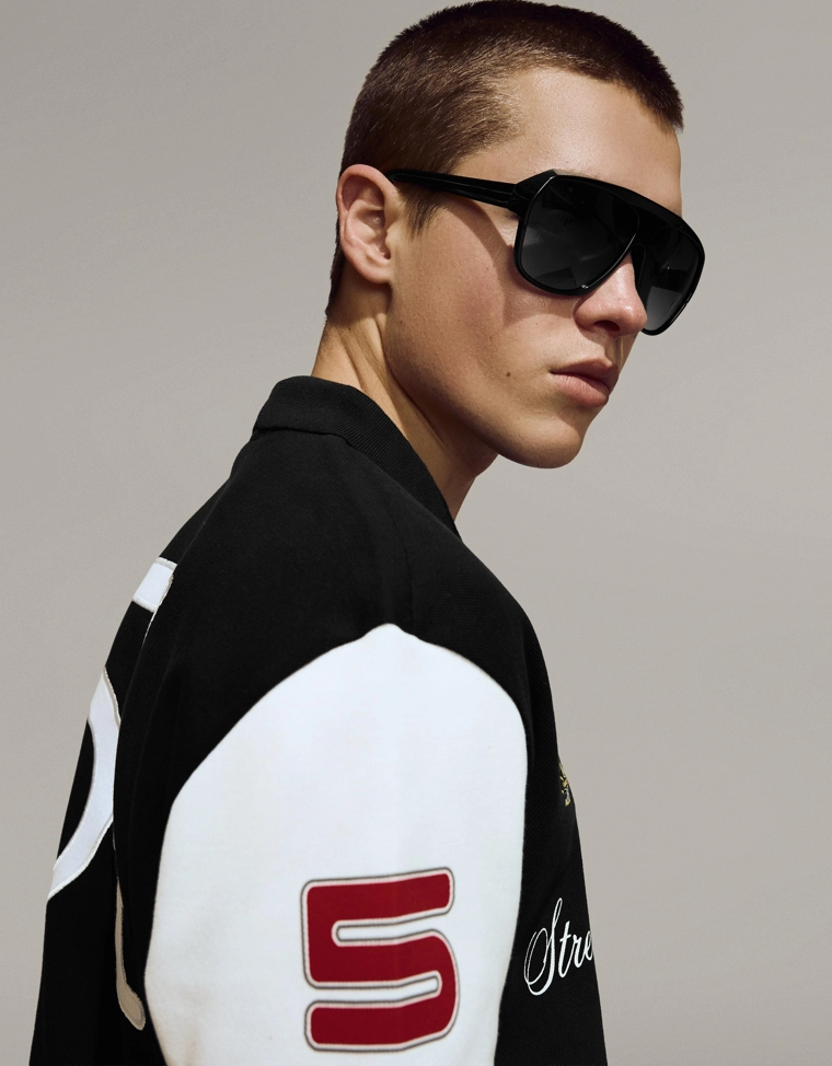 Солнцезащитные очки в пластиковой оправе