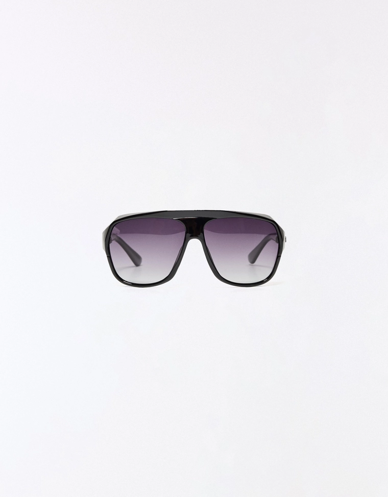 Солнцезащитные очки в пластиковой оправе