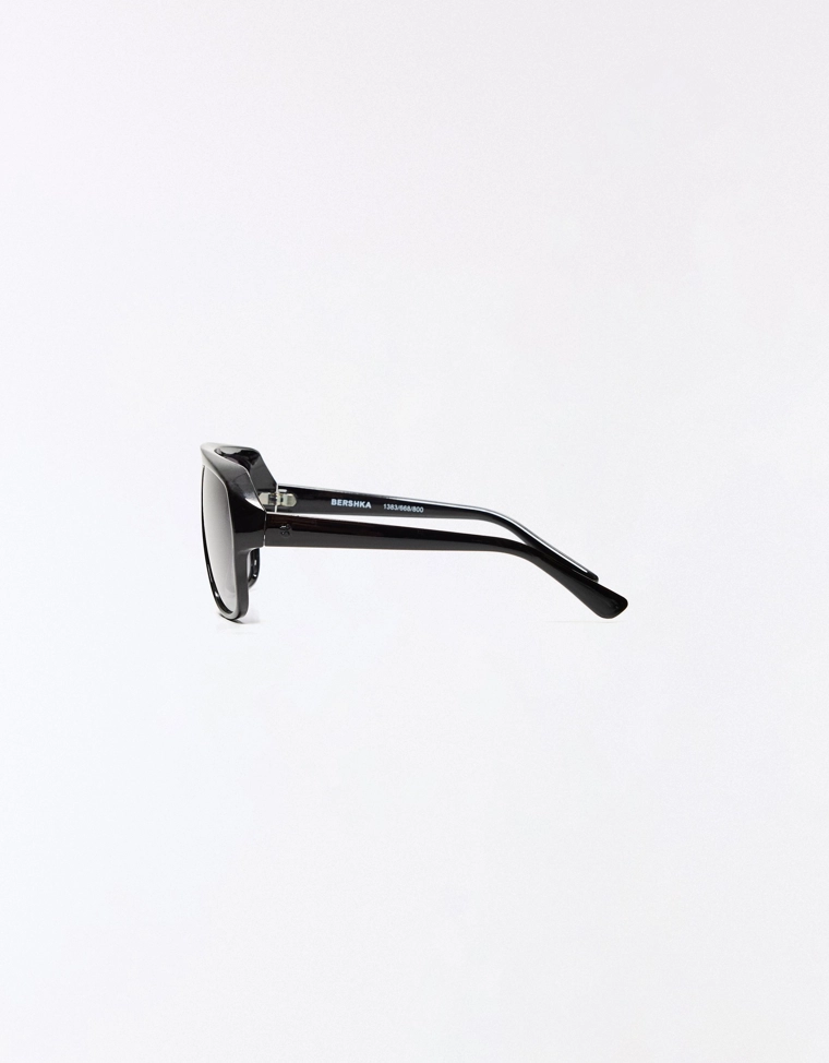 Солнцезащитные очки в пластиковой оправе