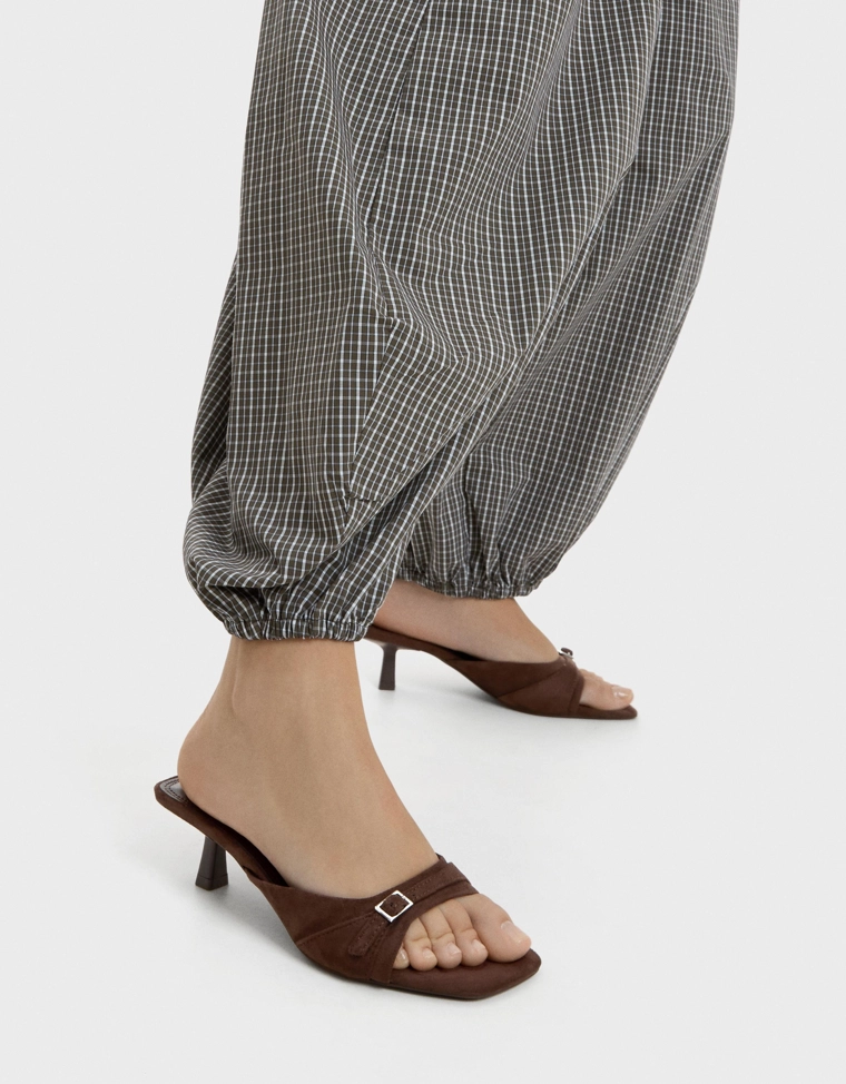 Туфли-мюли на каблуке с пряжкой