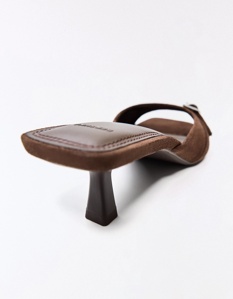 Туфли-мюли на каблуке с пряжкой