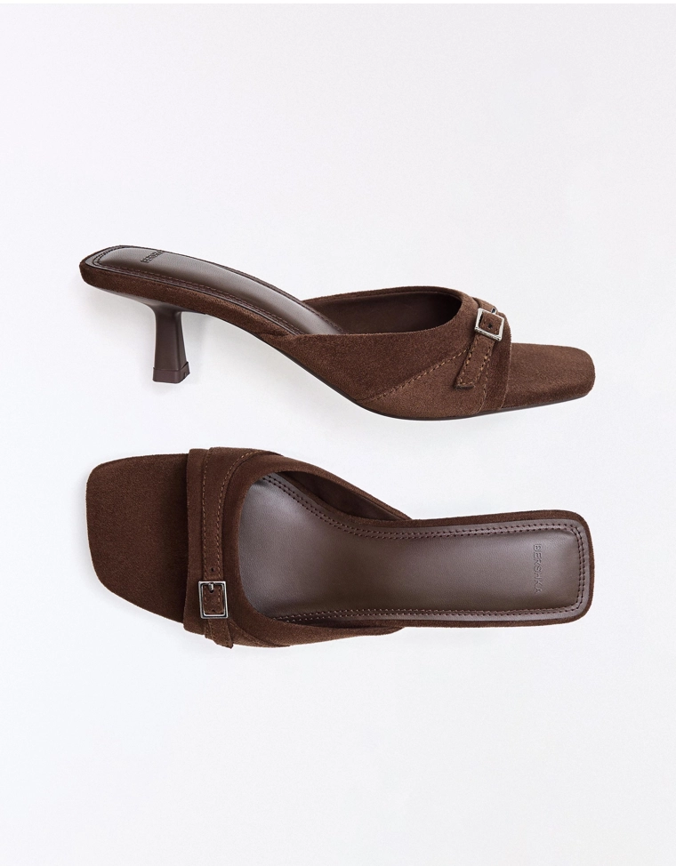 Туфли-мюли на каблуке с пряжкой