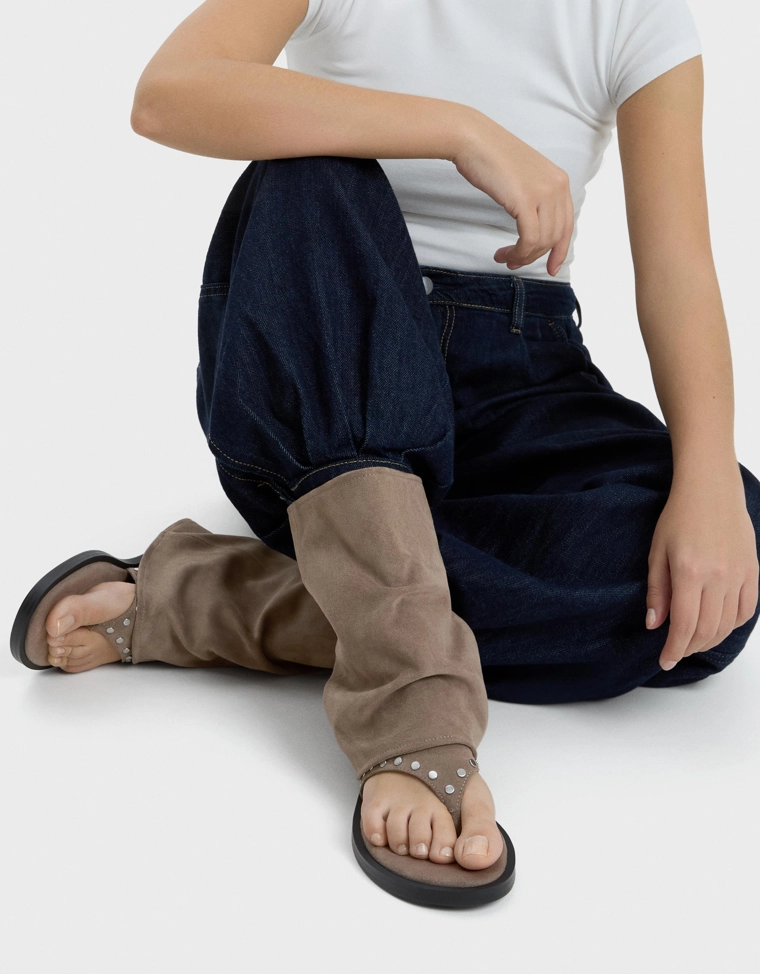 Сандалии с чулками