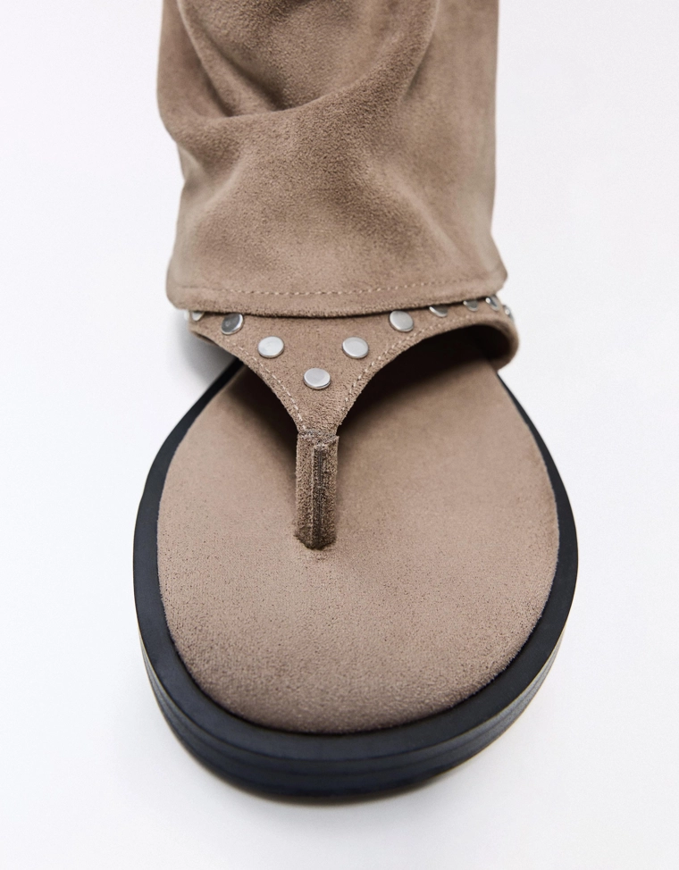 Сандалии с чулками