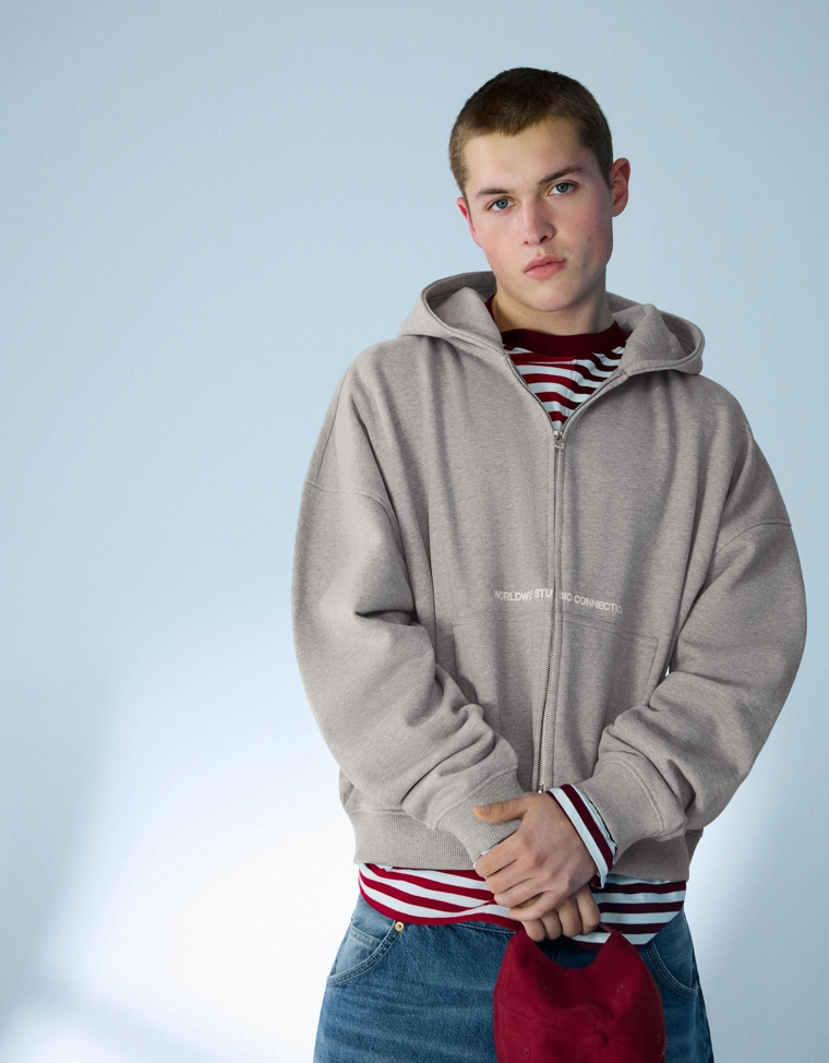 Укороченная толстовка геометрического кроя на молнии с принтом