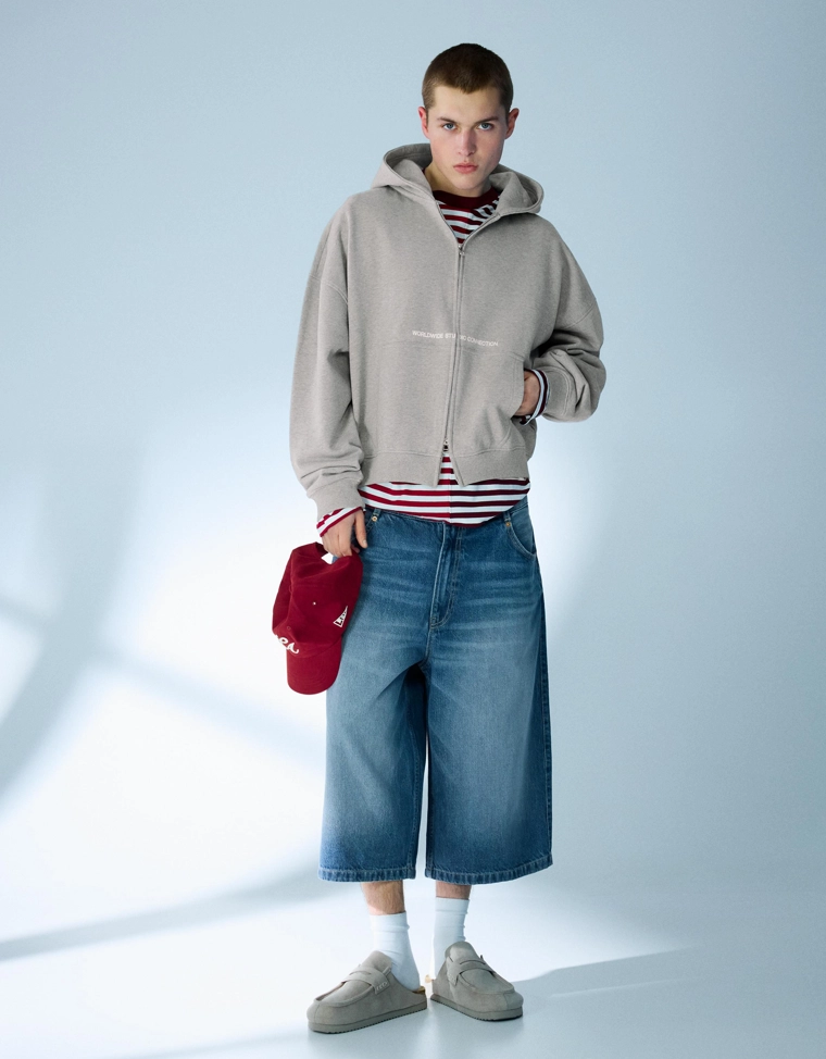 Укороченная толстовка геометрического кроя на молнии с принтом