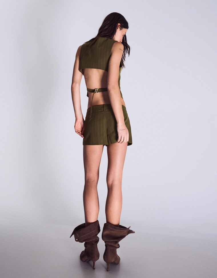 Жилет в полоску с пряжкой сзади