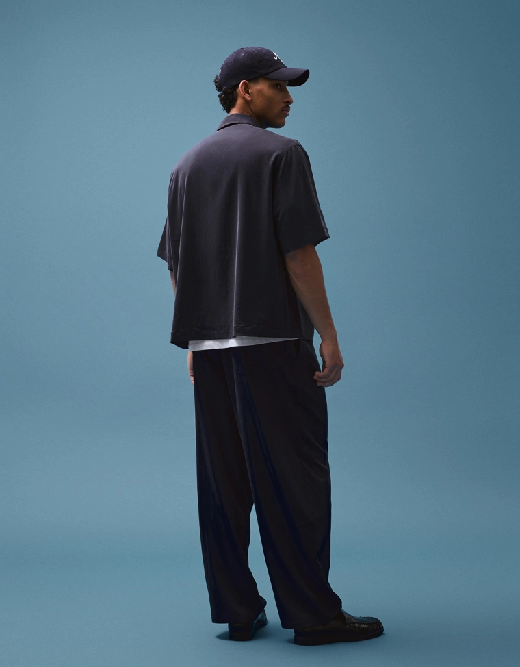 Объемные струящиеся брюки с защипами