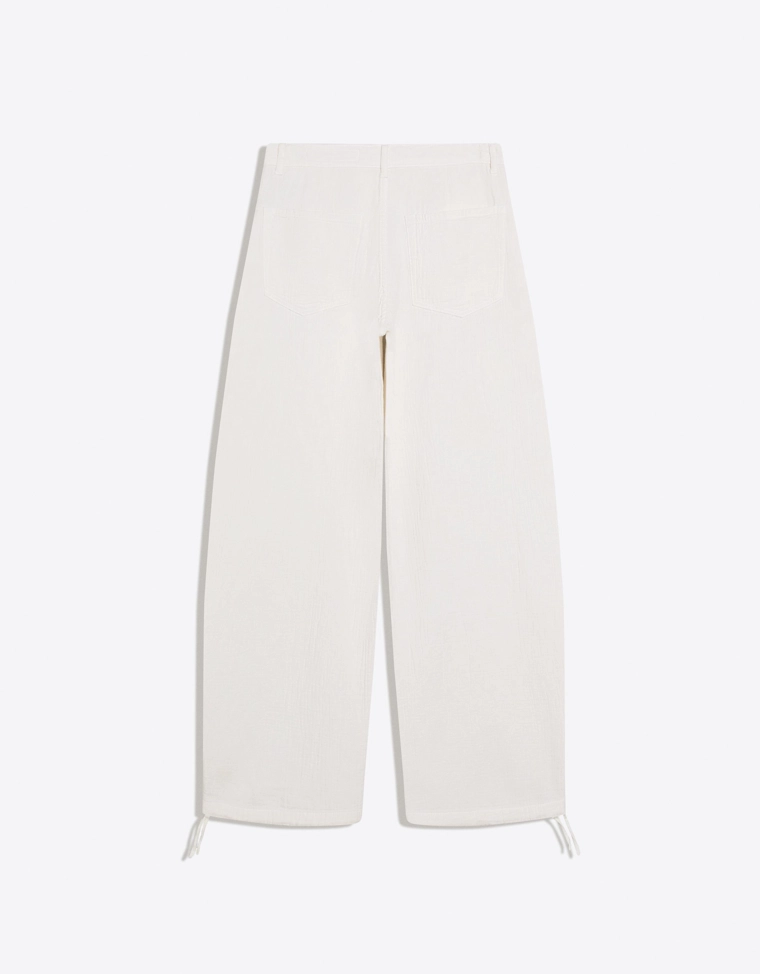 Джинсы-бананы с широкими штанинами и низкой посадкой