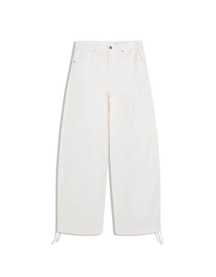 Джинсы-бананы с широкими штанинами и низкой посадкой